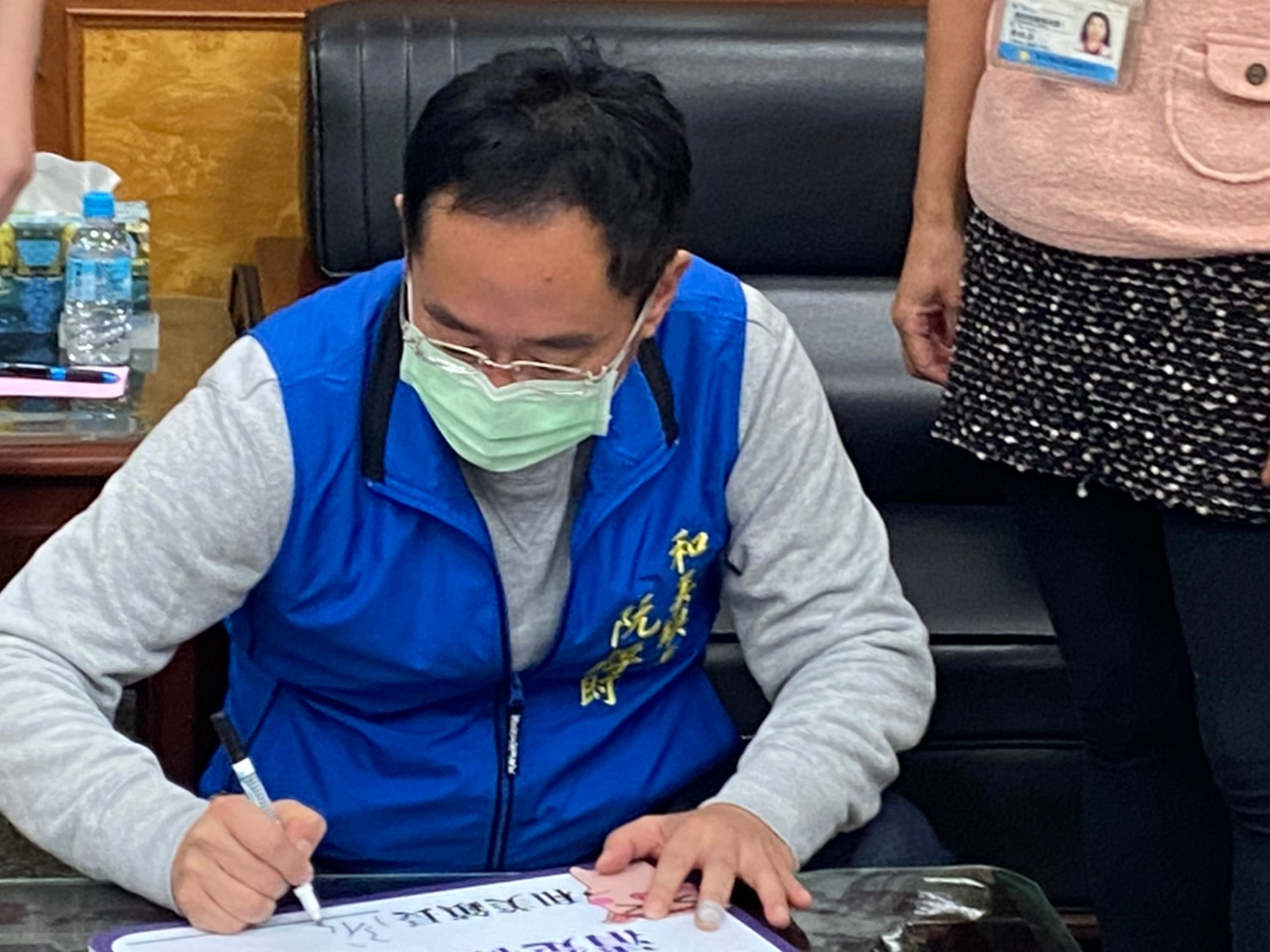 鎮公所萊豬宣導鎮長幫忙宣誓簽名照片2