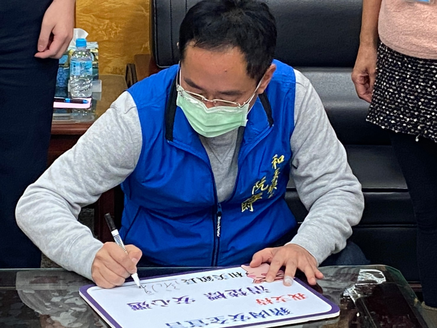 鎮公所萊豬宣導鎮長幫忙宣誓簽名照片4