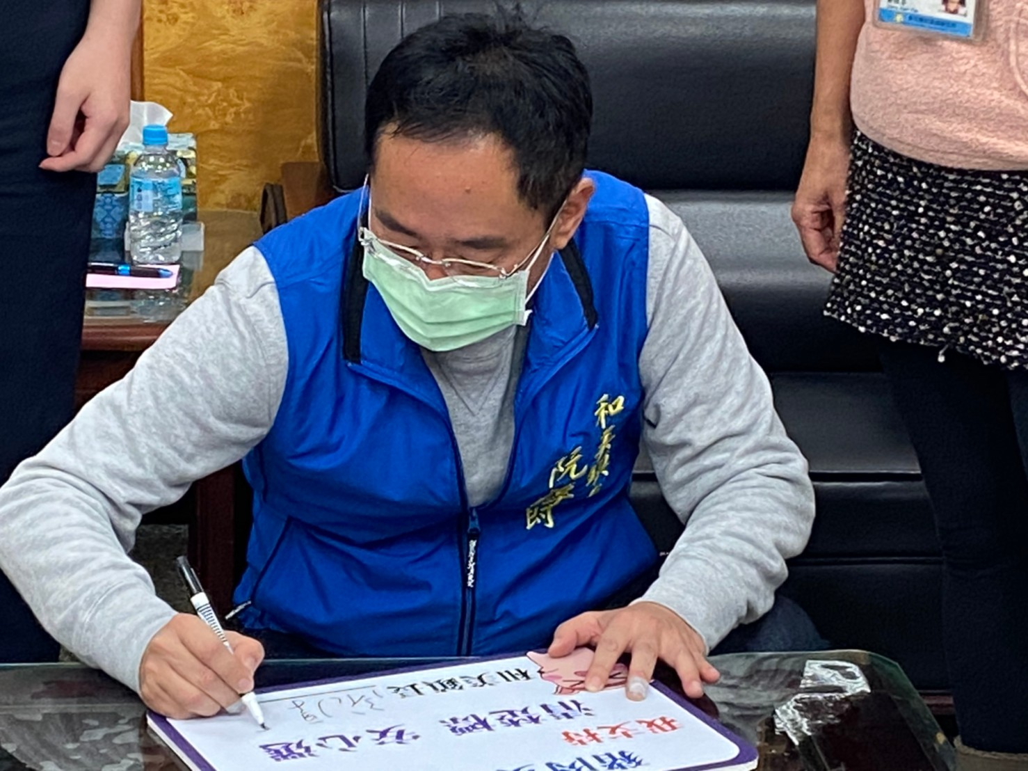 鎮公所萊豬宣導鎮長幫忙宣誓簽名照片5