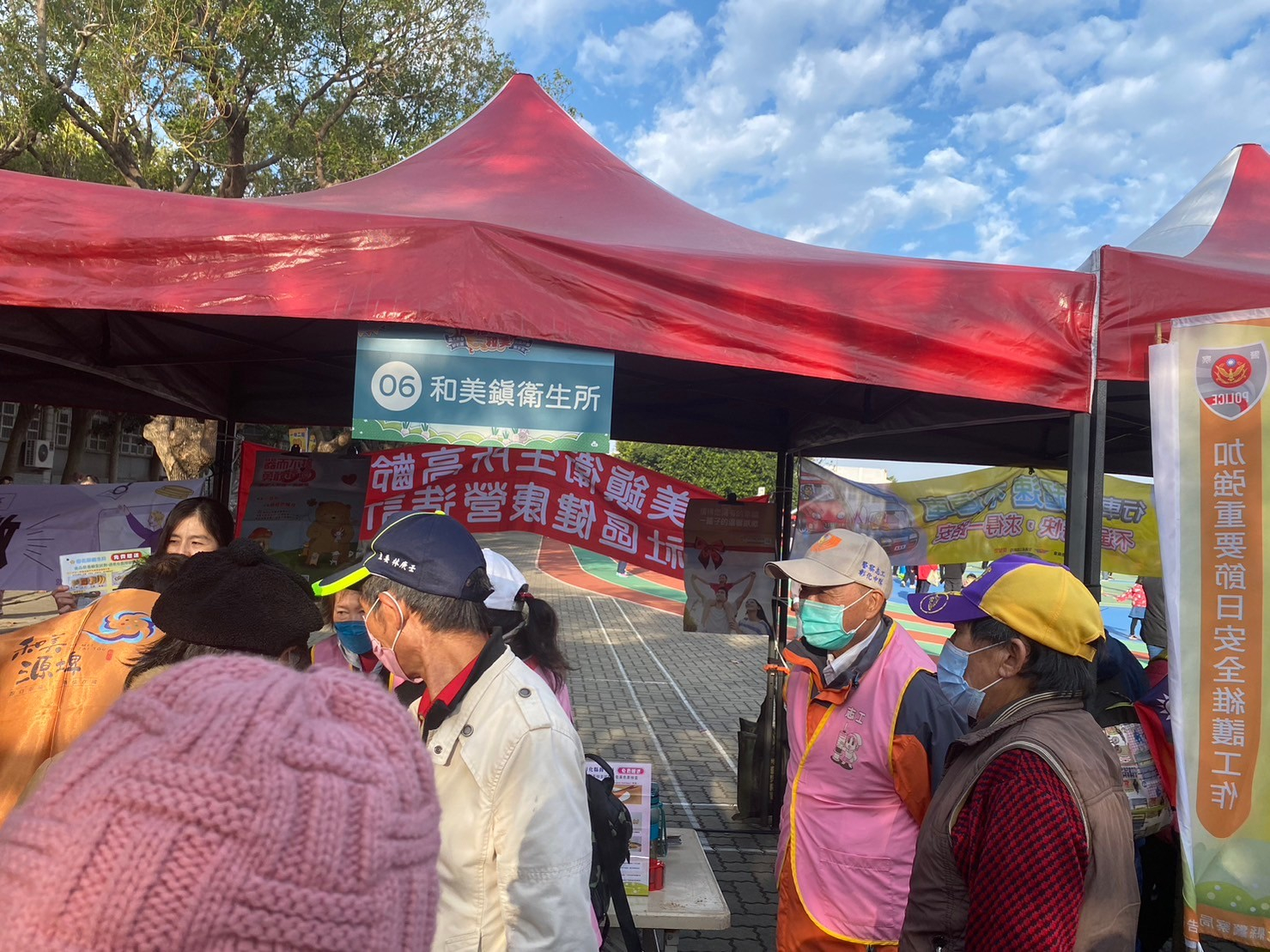 113年1月1日配合和美鎮公所升旗健足活動，食品安全宣導照片3