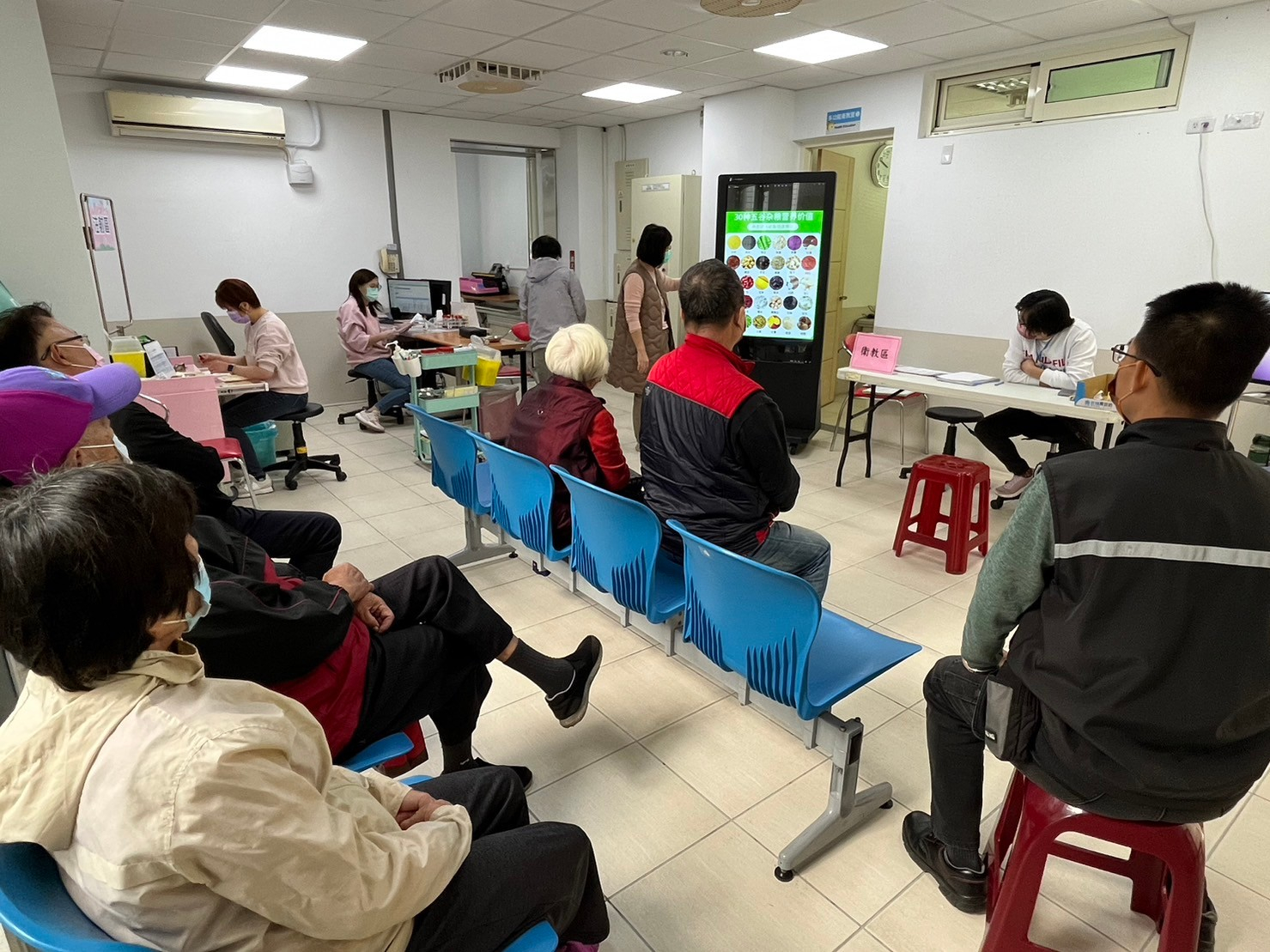 門診對民眾提供健康飲食衛教照片2