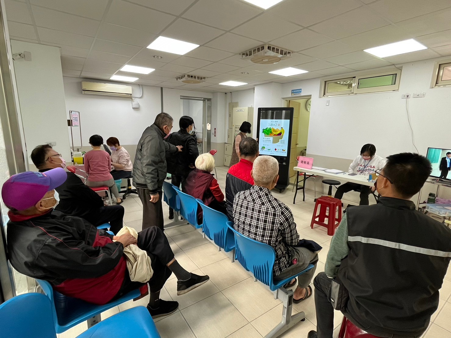 門診對民眾提供健康飲食衛教照片3