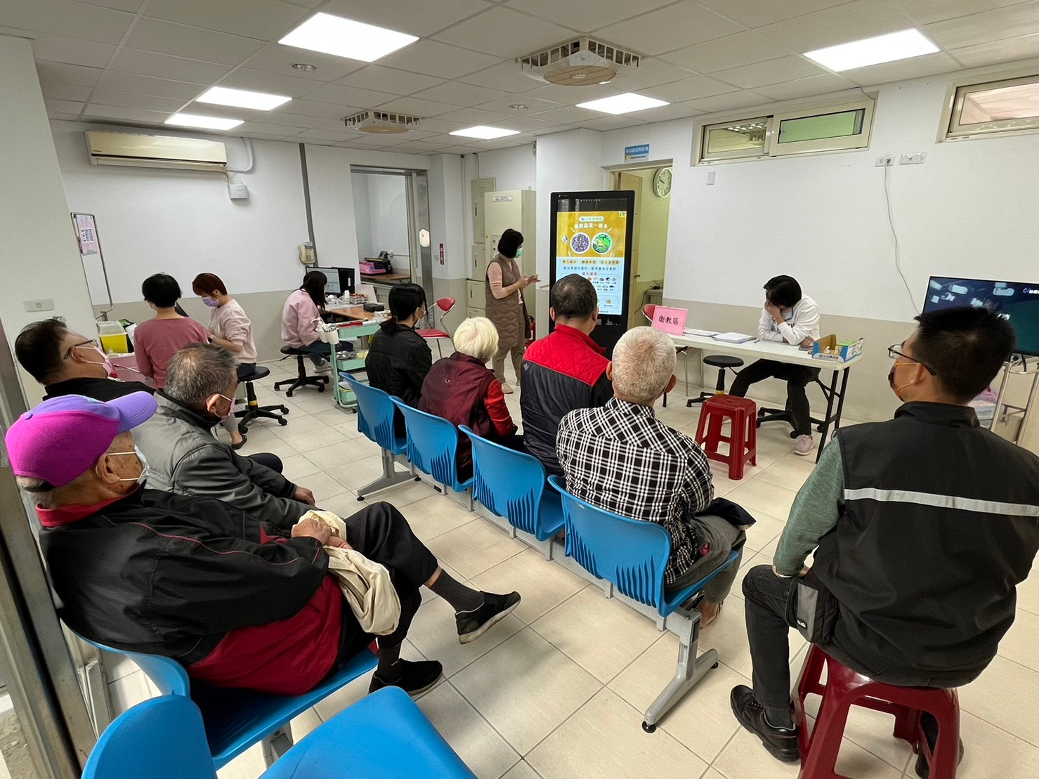 門診對民眾提供健康飲食衛教 相本