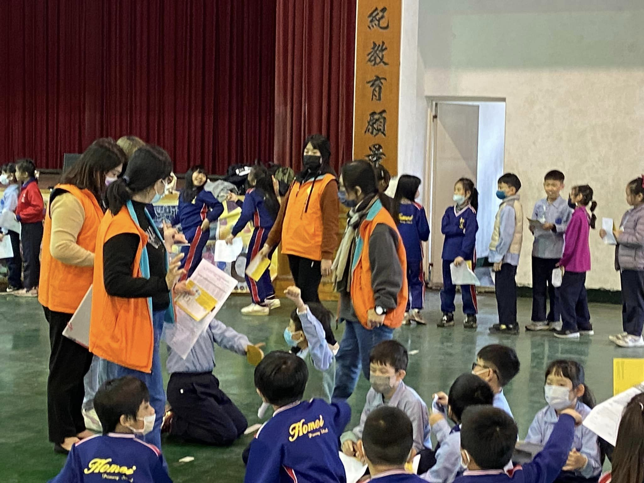 113年3 月8日和美國小學童接種新冠疫苗活動照片1