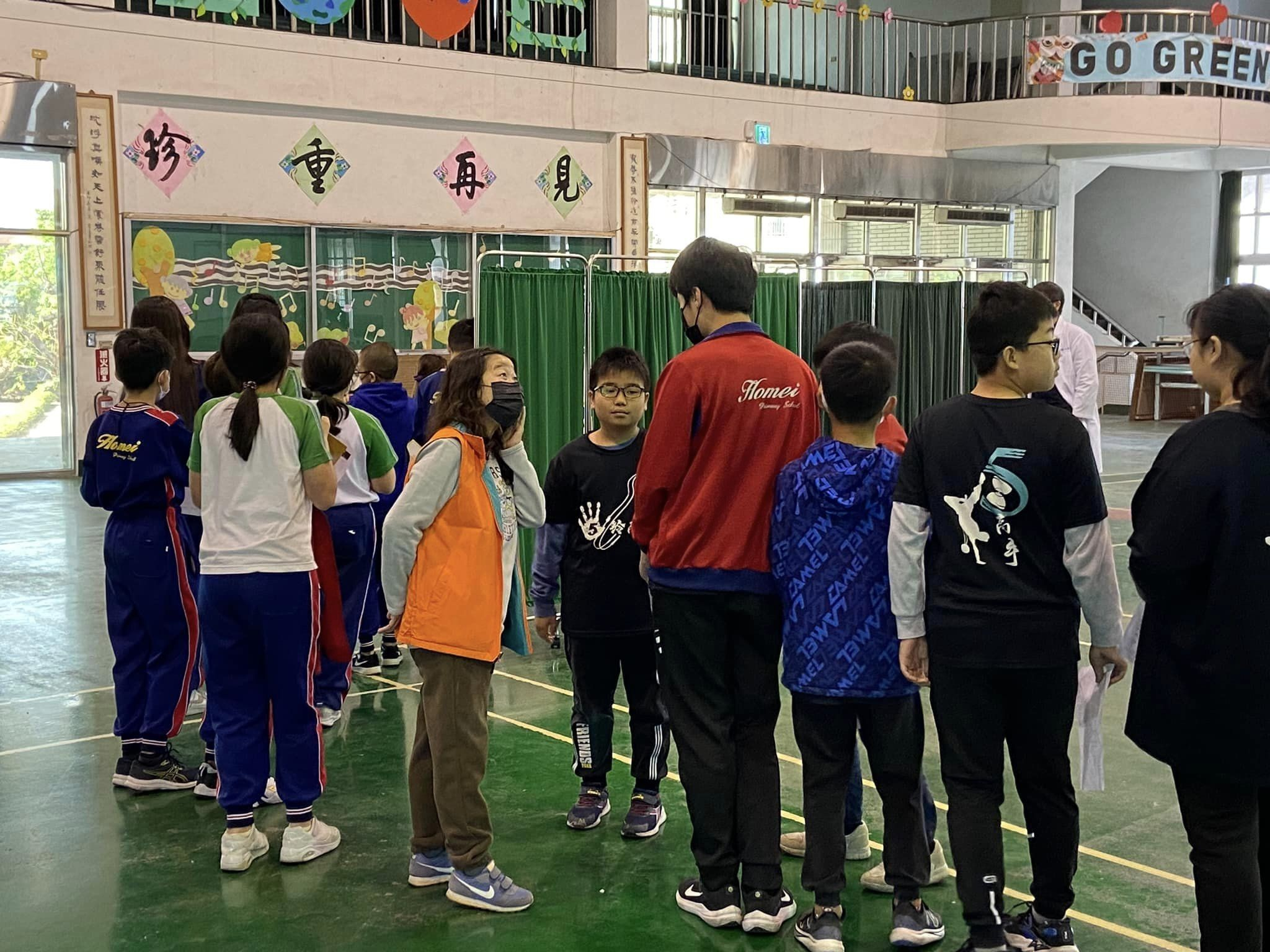 113年3 月8日和美國小學童接種新冠疫苗活動照片2