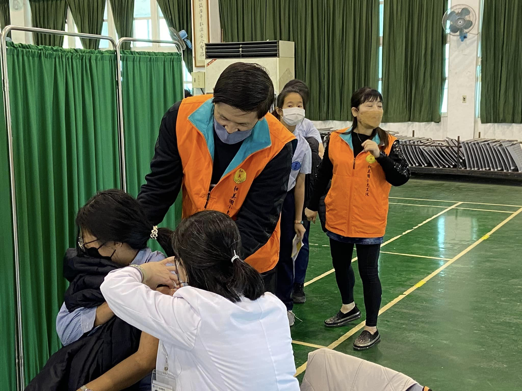113年3 月8日和美國小學童接種新冠疫苗活動照片3