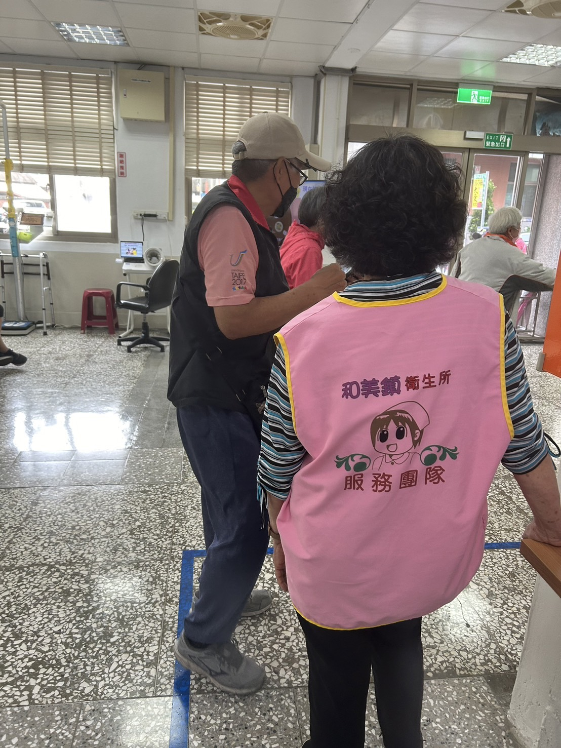 志工協助民眾使手機預約照片3