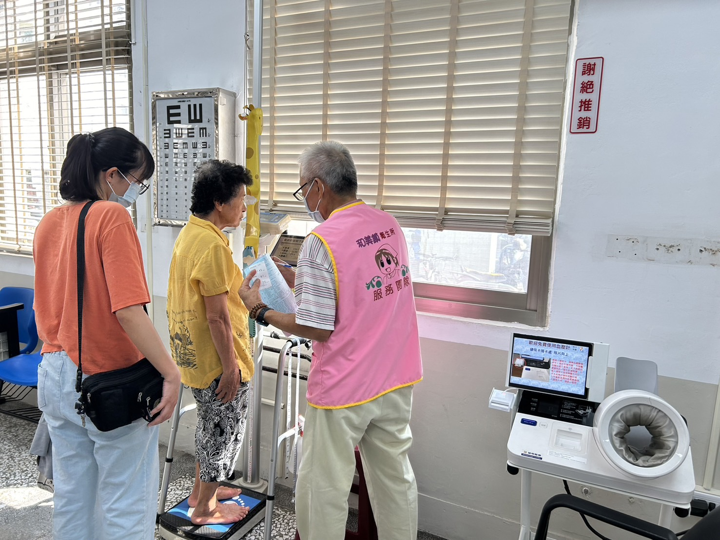 113年9月志工門診服務民眾照片1