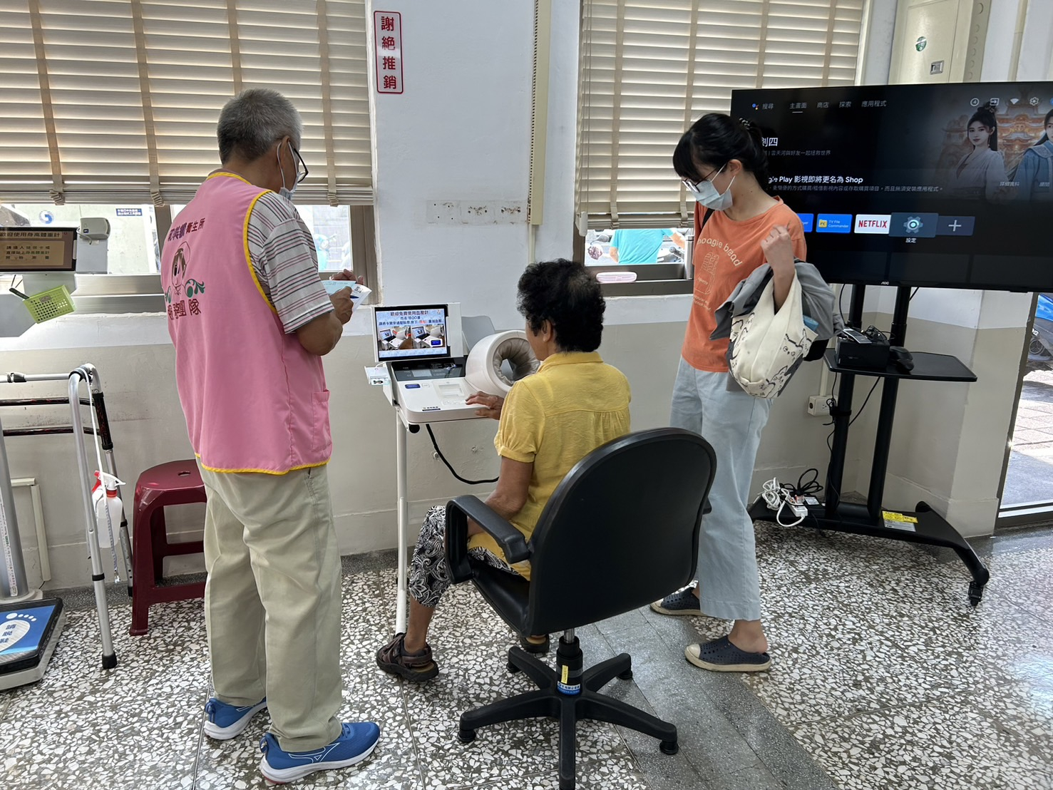 113年9月志工門診服務民眾照片2