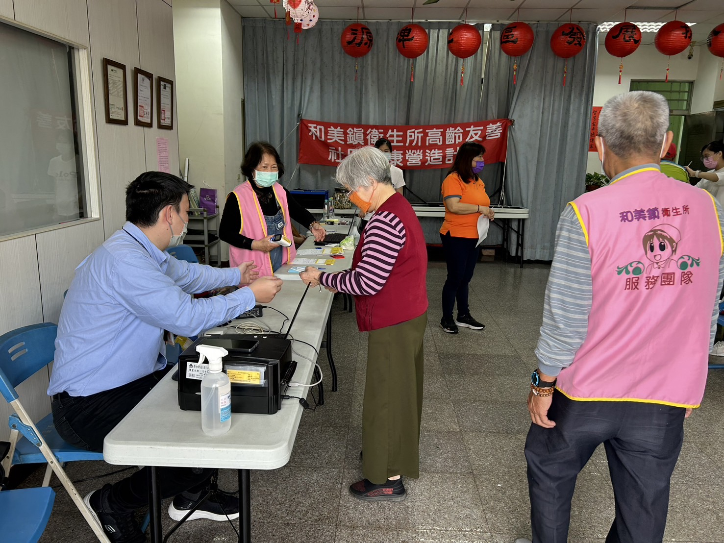 志工協助長者疫苗接種服務照片4